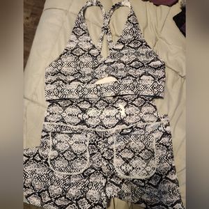 Fit Booty scrunch butt leggings and matching bra snake skin print